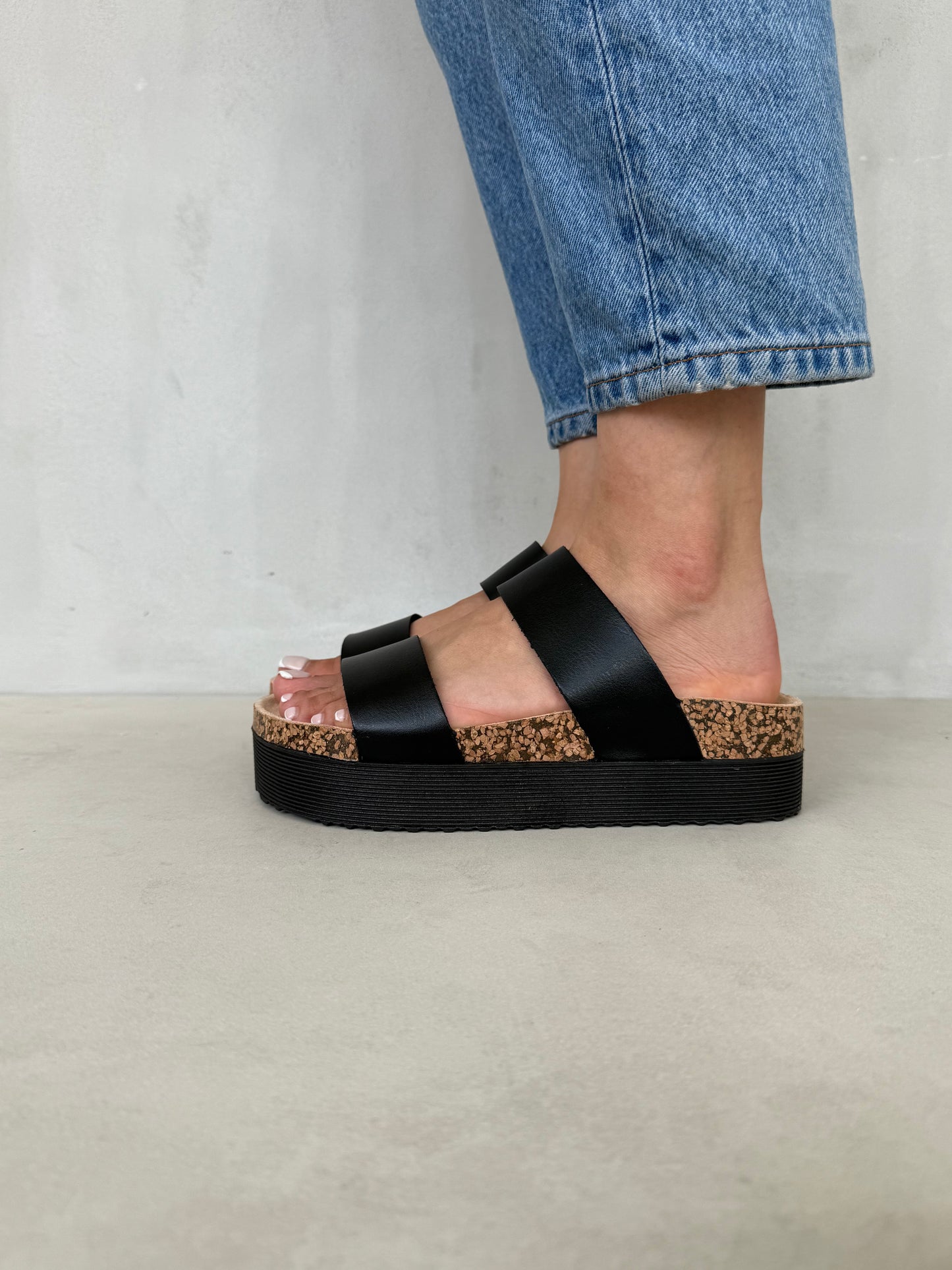 14285 – Sandalias negras de plataforma con doble correa para dama