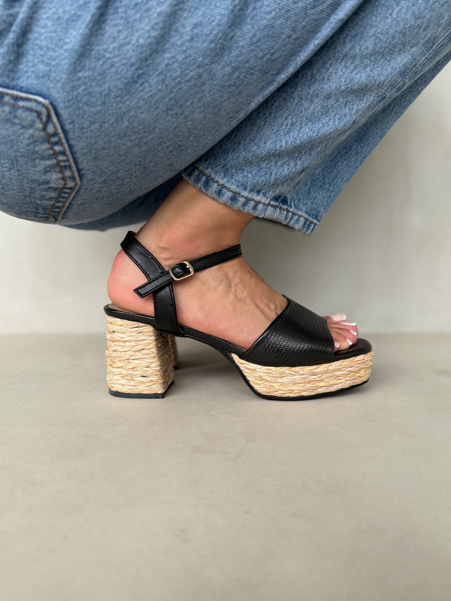 13752 - Sandalias de Tacón con Plataforma – Color Negro con Detalle de Yute