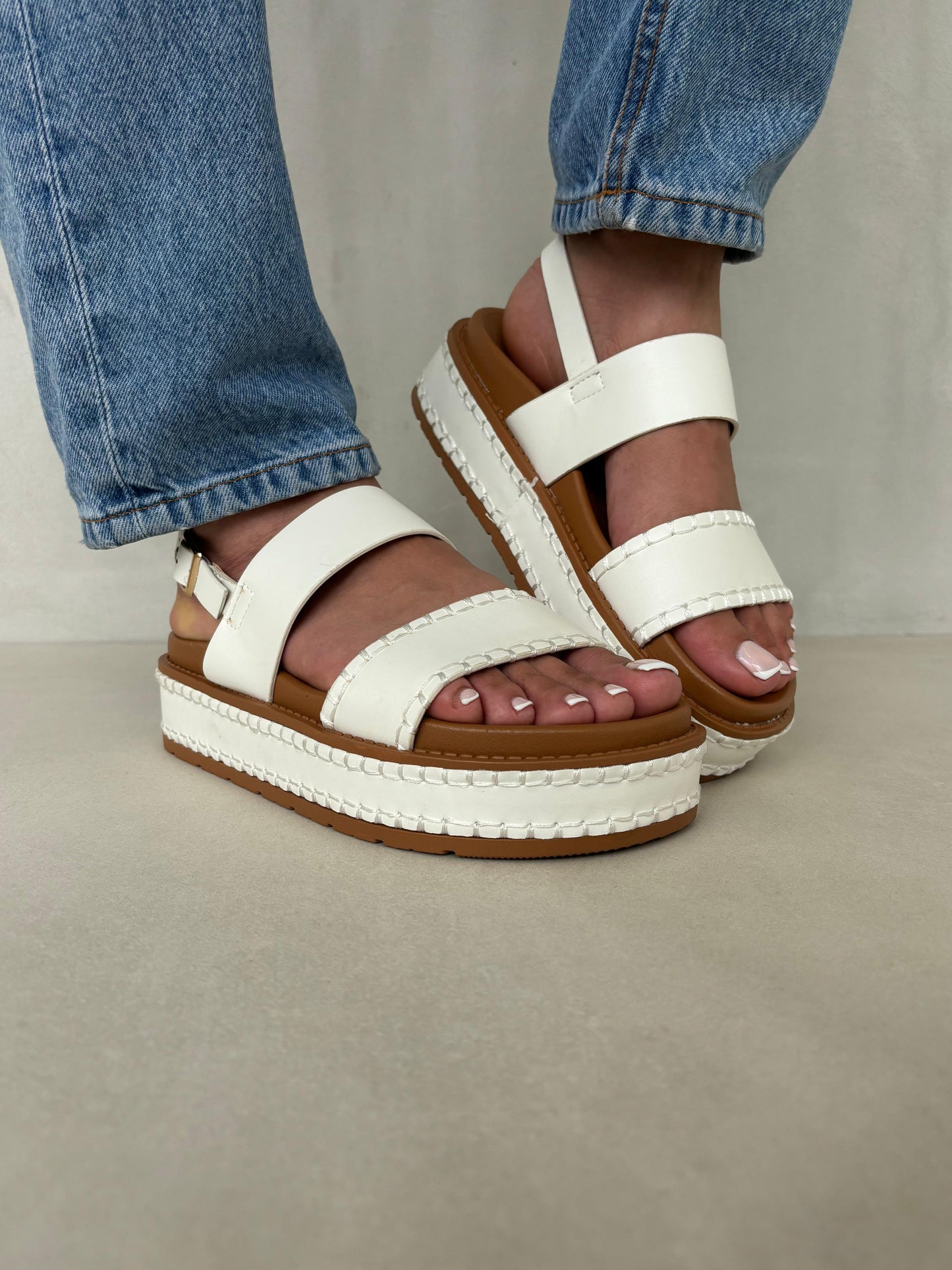 14352 – Sandalias Camel con Plataforma Alta y Detalles de Costura Blanca