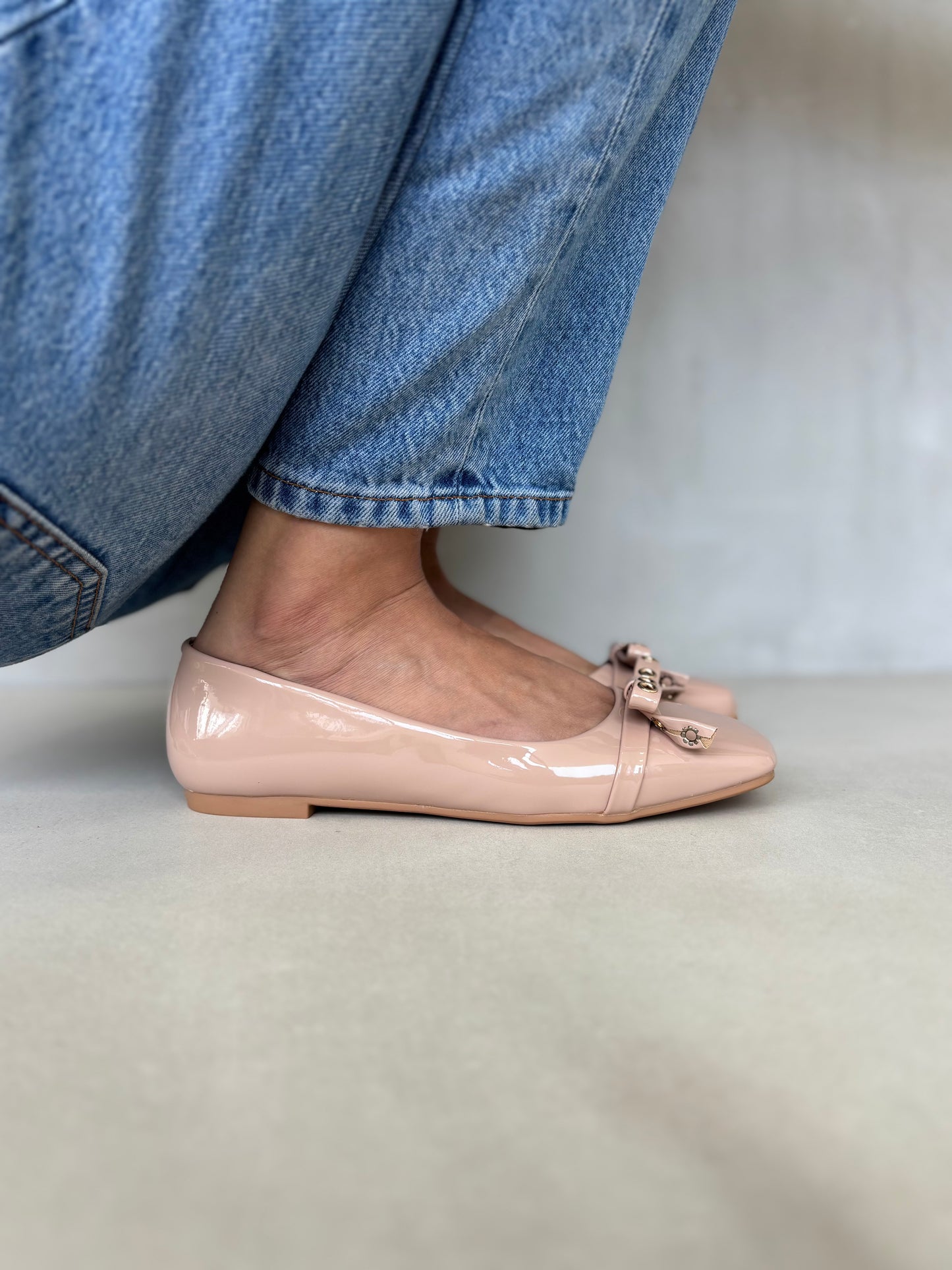 14458 – Bailarinas Beige de Charol con Lazo Frontal