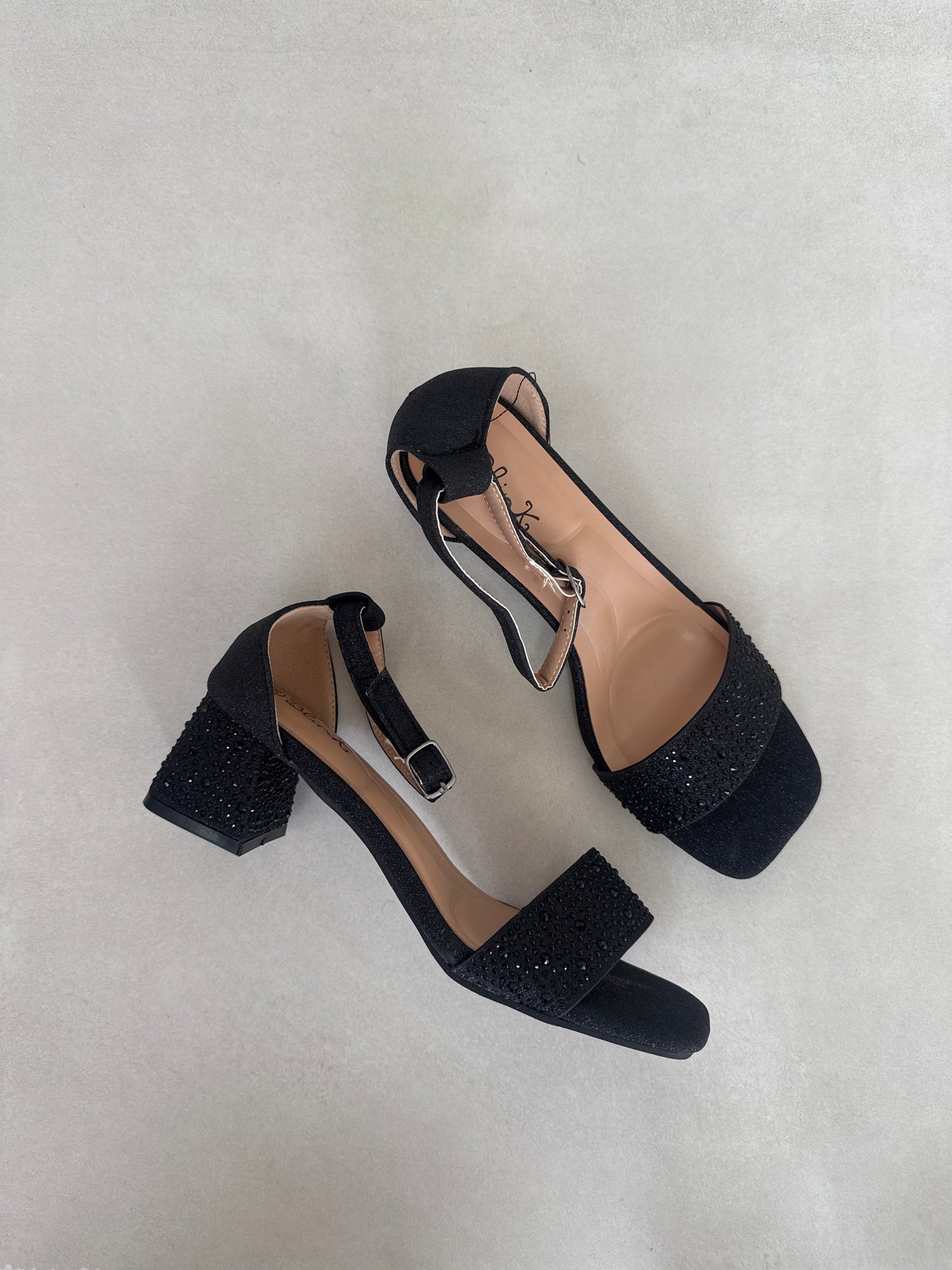 14465 – Sandalias Negras con Brillos y Tacón Cuadrado