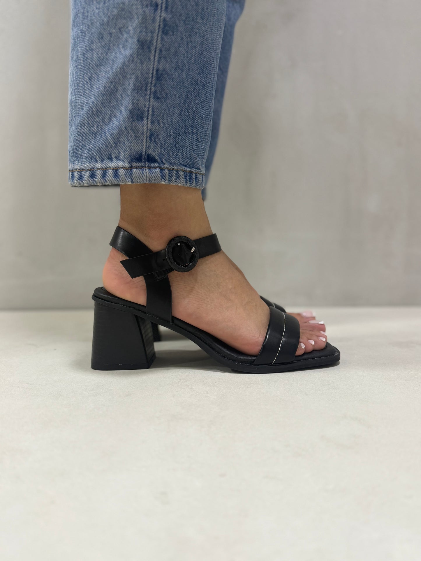 13138 - Sandalias de Tacón Medio para Mujer en Color Negro