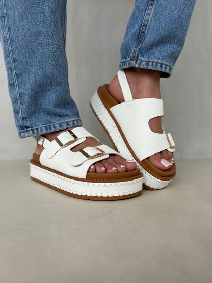 14349 – Sandalias Blancas con Plataforma Alta y Hebillas Doradas