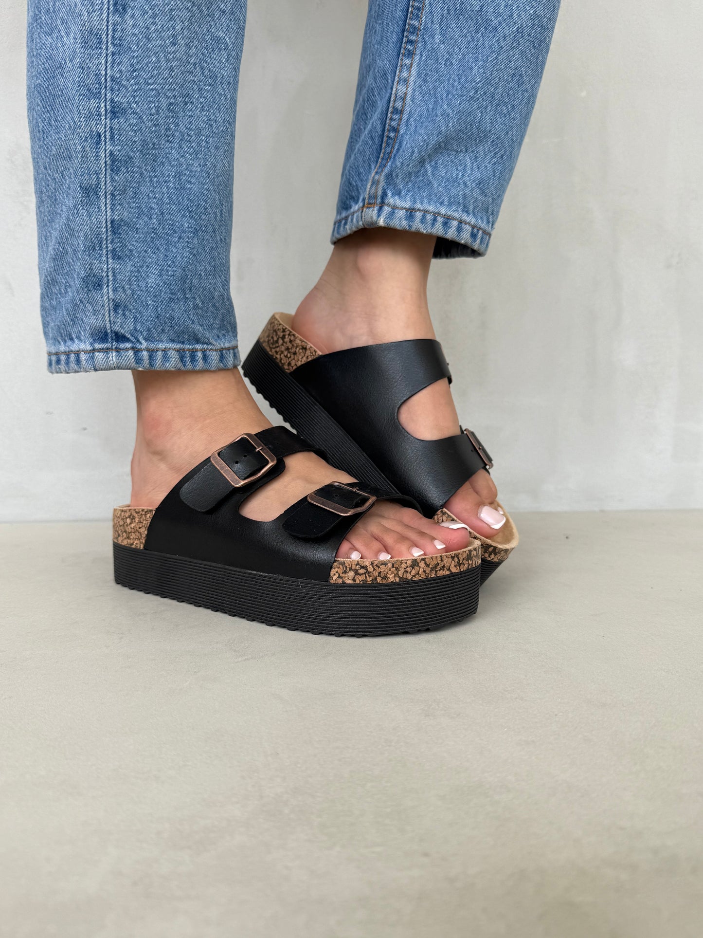 14281 – Sandalias negras con plataforma y doble hebilla para dama