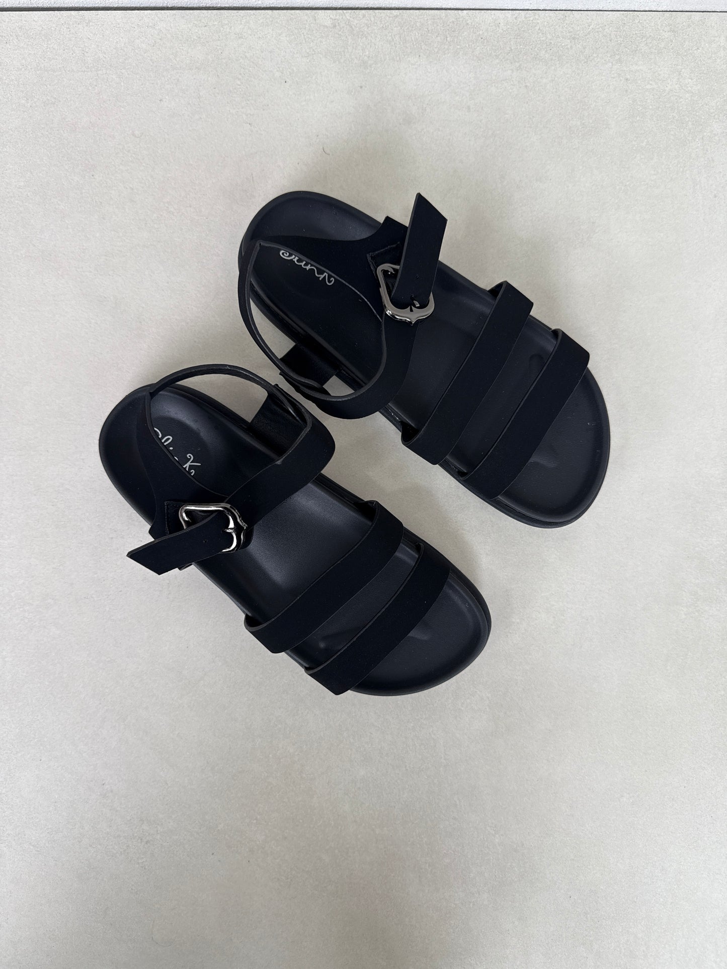 14476 – Sandalias Negras con Hebilla y Diseño de Tiras Cruzadas