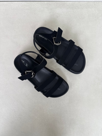 14476 – Sandalias Negras con Hebilla y Diseño de Tiras Cruzadas