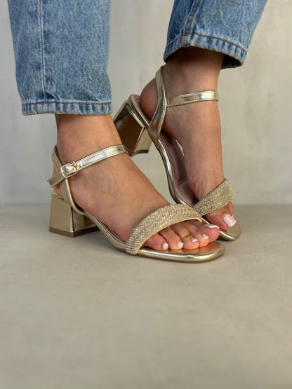 14338 – Sandalias doradas con brillantes y tacón cuadrado para dama