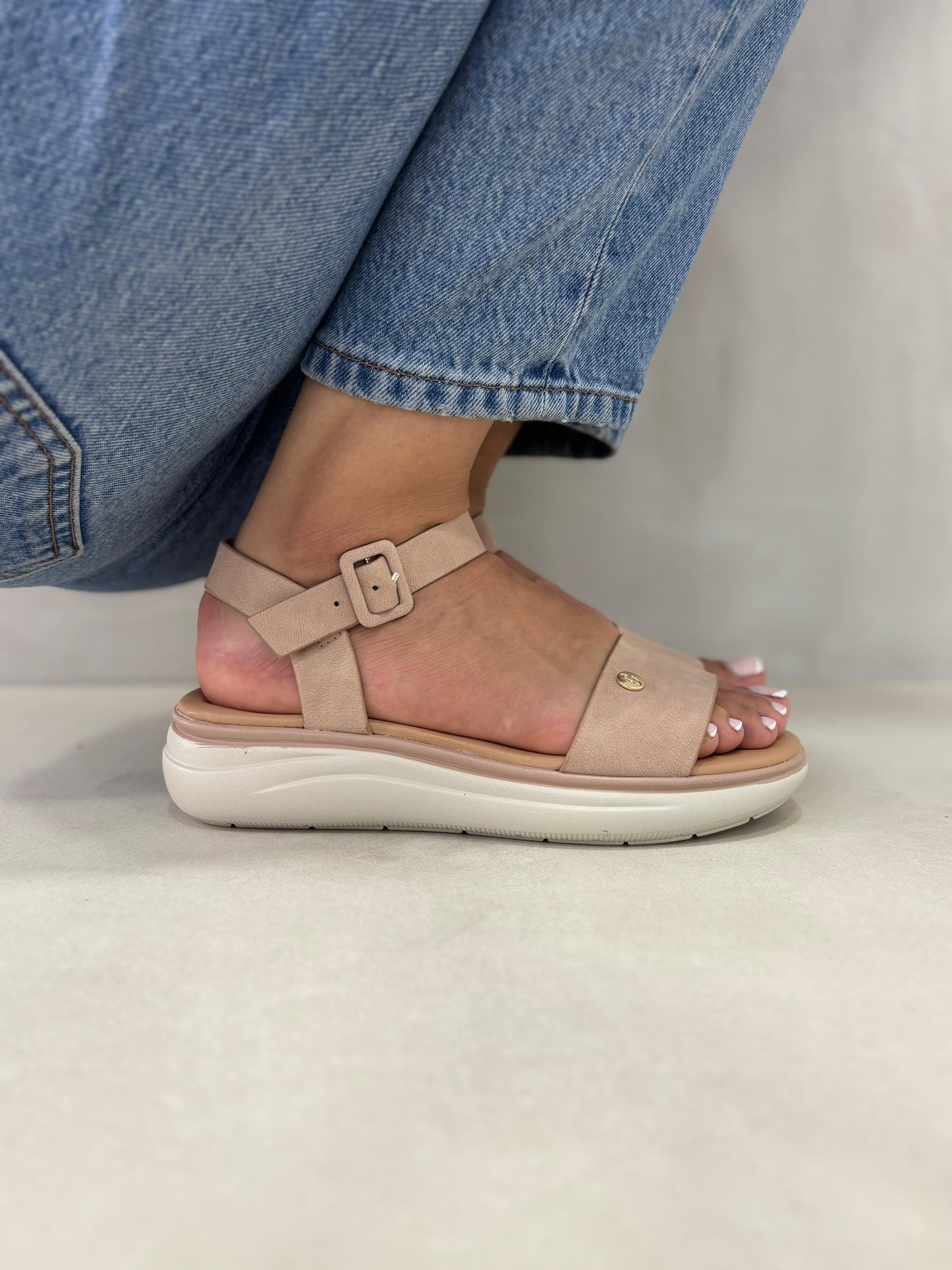 14370 – Sandalias Rosadas con Plataforma Ligera y Hebilla Ajustable