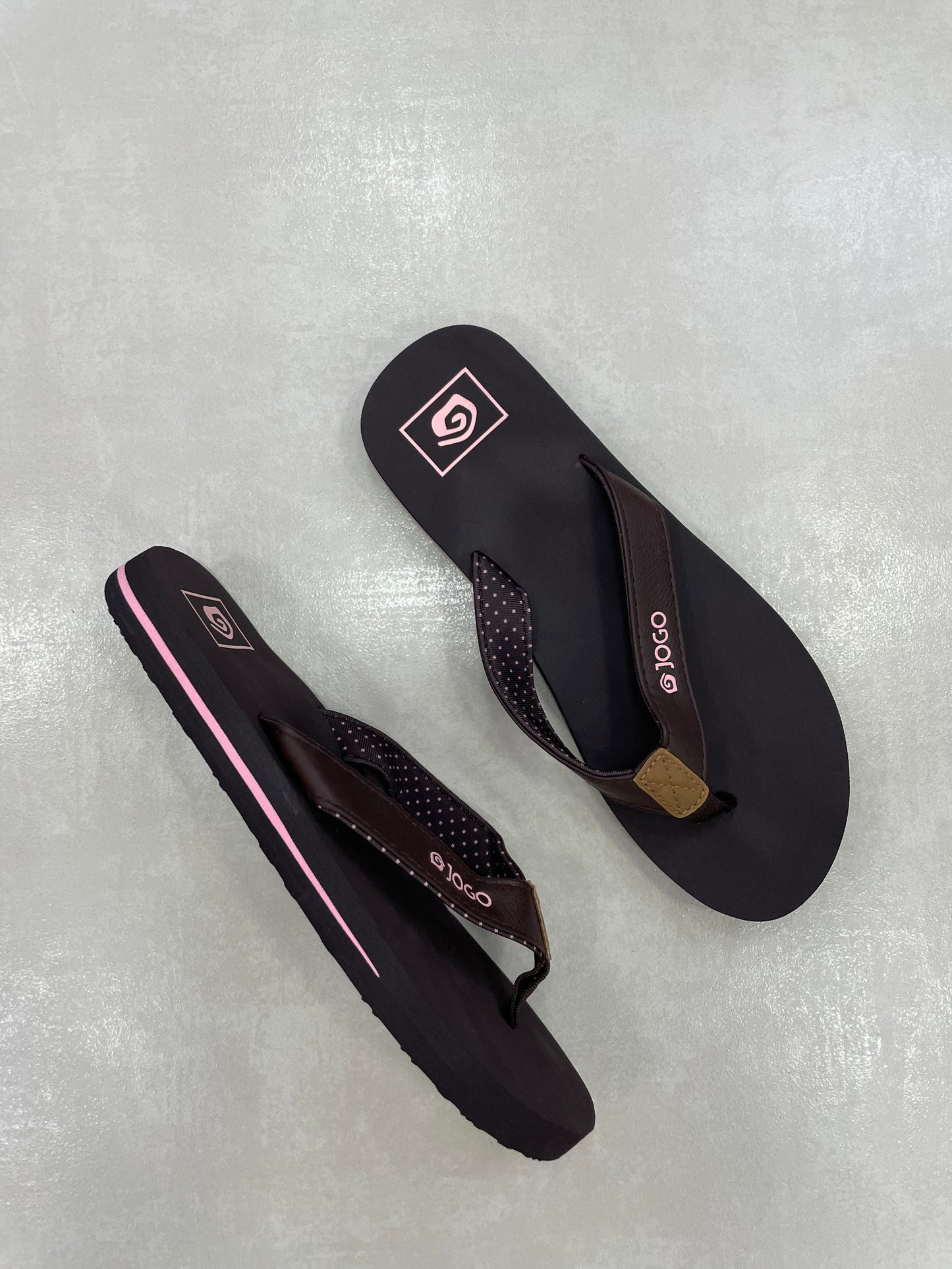 14390 – Chancletas Marrón Oscuro con Detalle Rosa