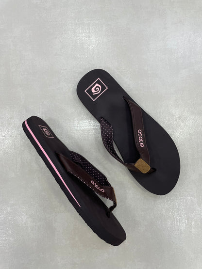 14390 – Chancletas Marrón Oscuro con Detalle Rosa