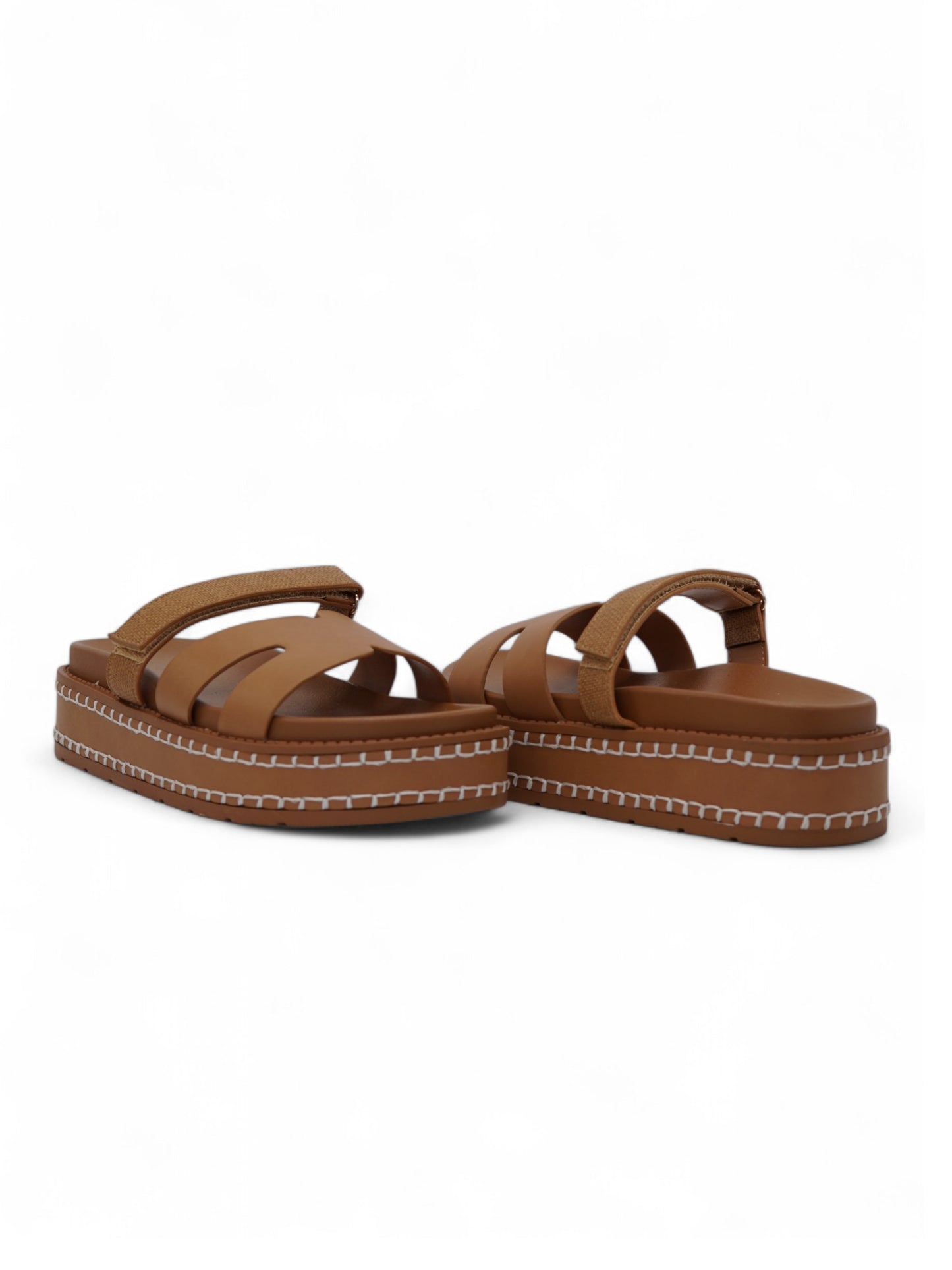 14345 – Sandalias Camel con Plataforma y Detalle Trenzado