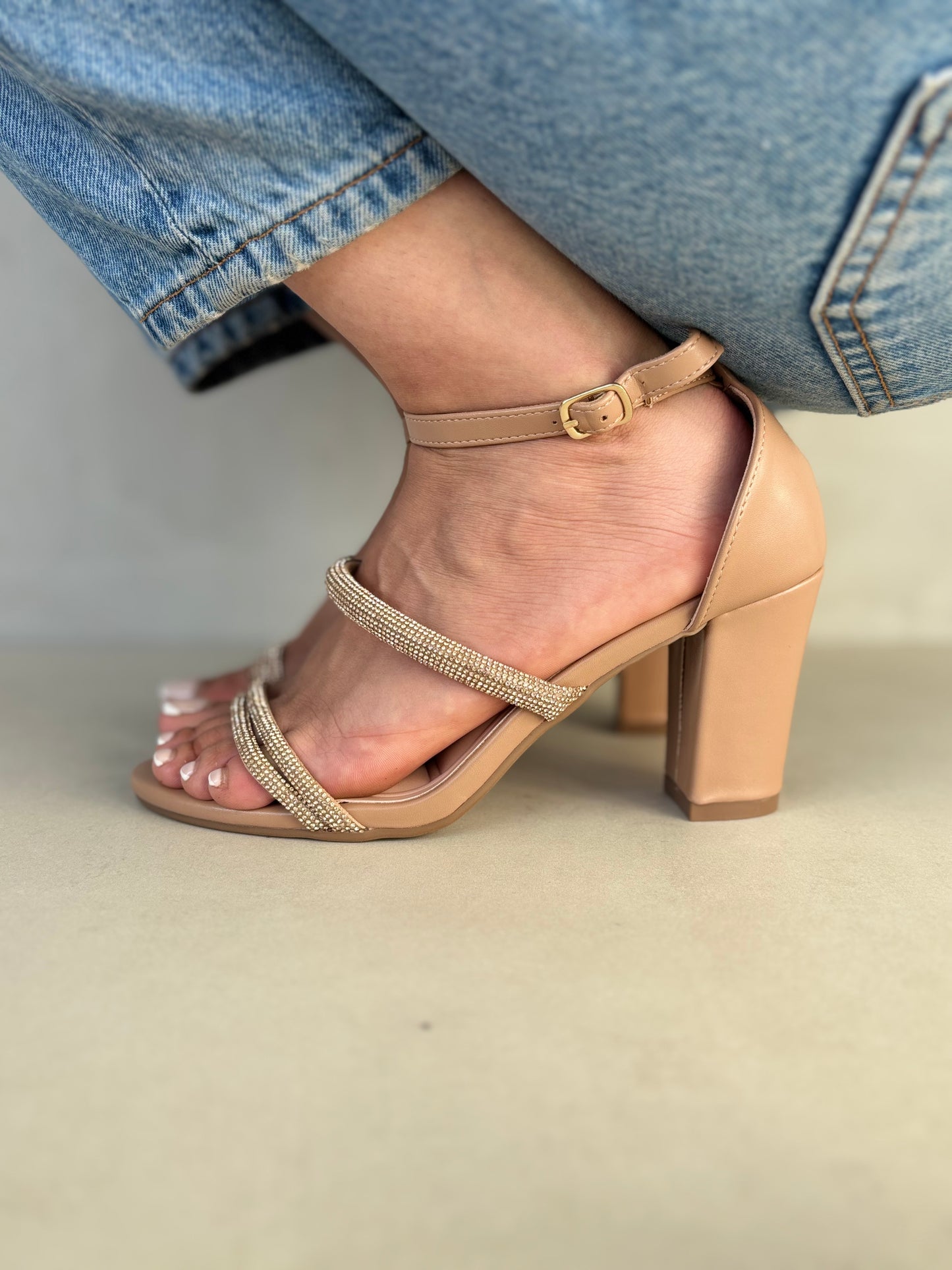 14332 – Sandalias nude con tiras brillantes y tacón cuadrado para dama