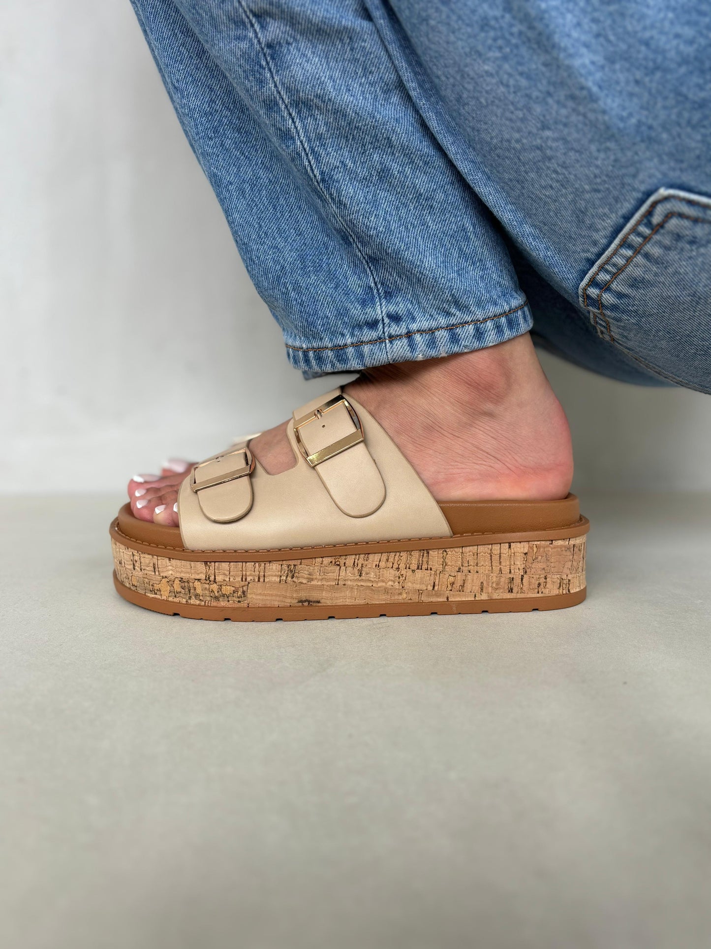 14355 – Sandalias Beige con Plataforma de Corcho y Hebillas Doradas