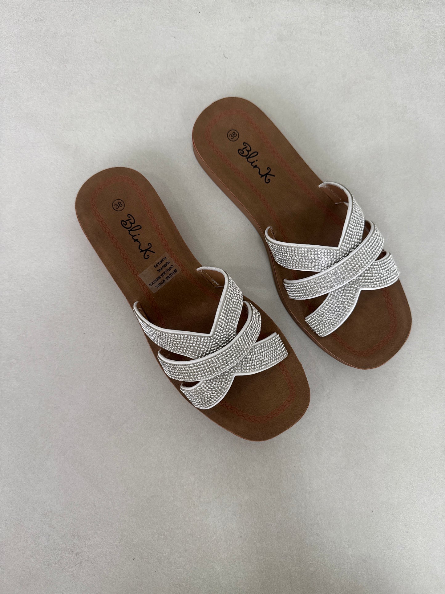 14500 – Sandalias Blancas con Brillo Cruzado