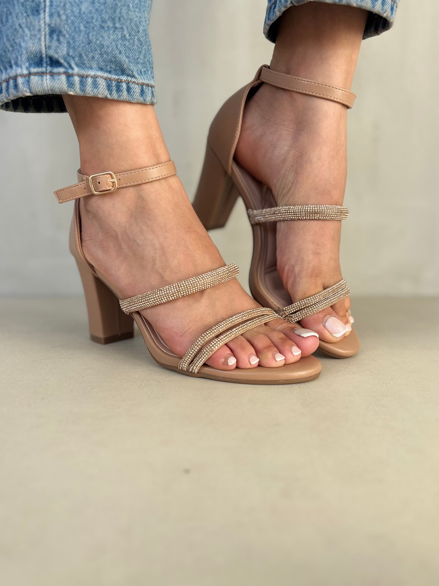 14332 – Sandalias nude con tiras brillantes y tacón cuadrado para dama