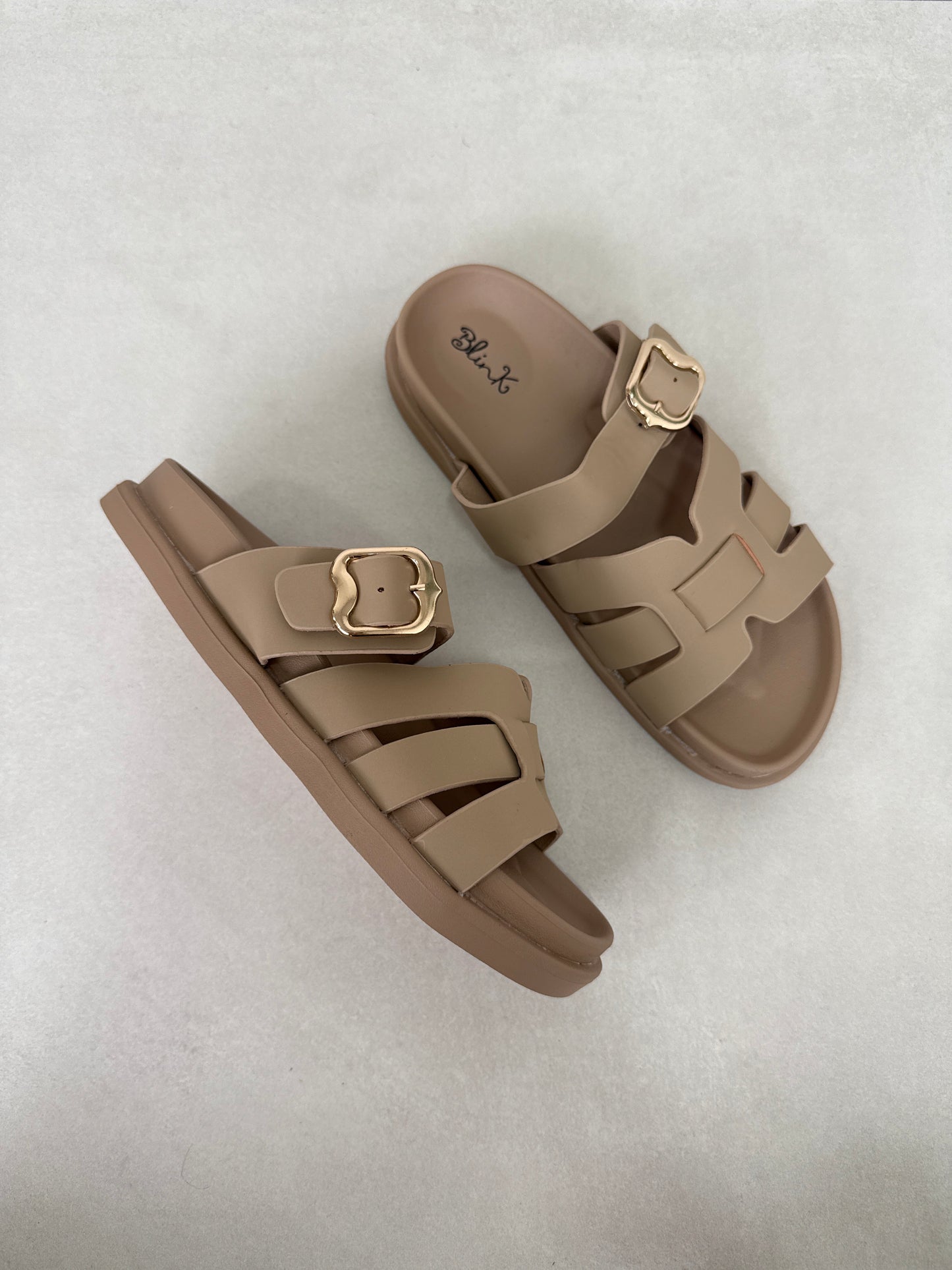 14483 – Sandalias Beige con Hebilla Dorada y Diseño entrelazado