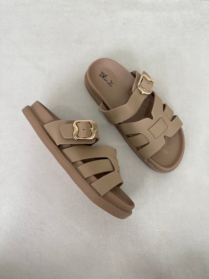 14483 – Sandalias Beige con Hebilla Dorada y Diseño entrelazado