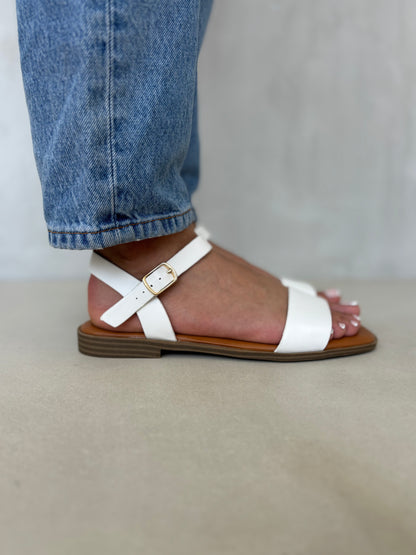 14412 – Sandalias Blancas con Hebilla Dorada y Suela Baja