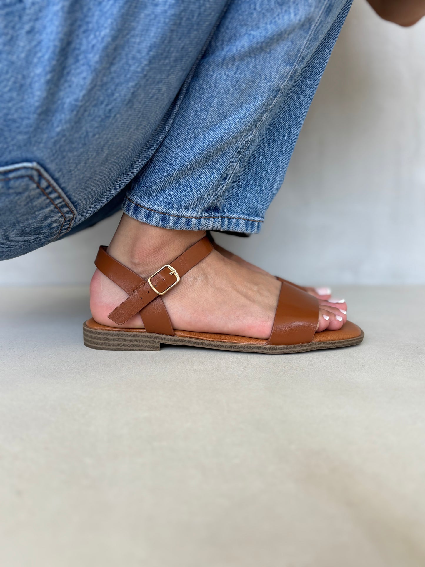 14411 – Sandalias Camel con Hebilla Dorada y Suela Baja