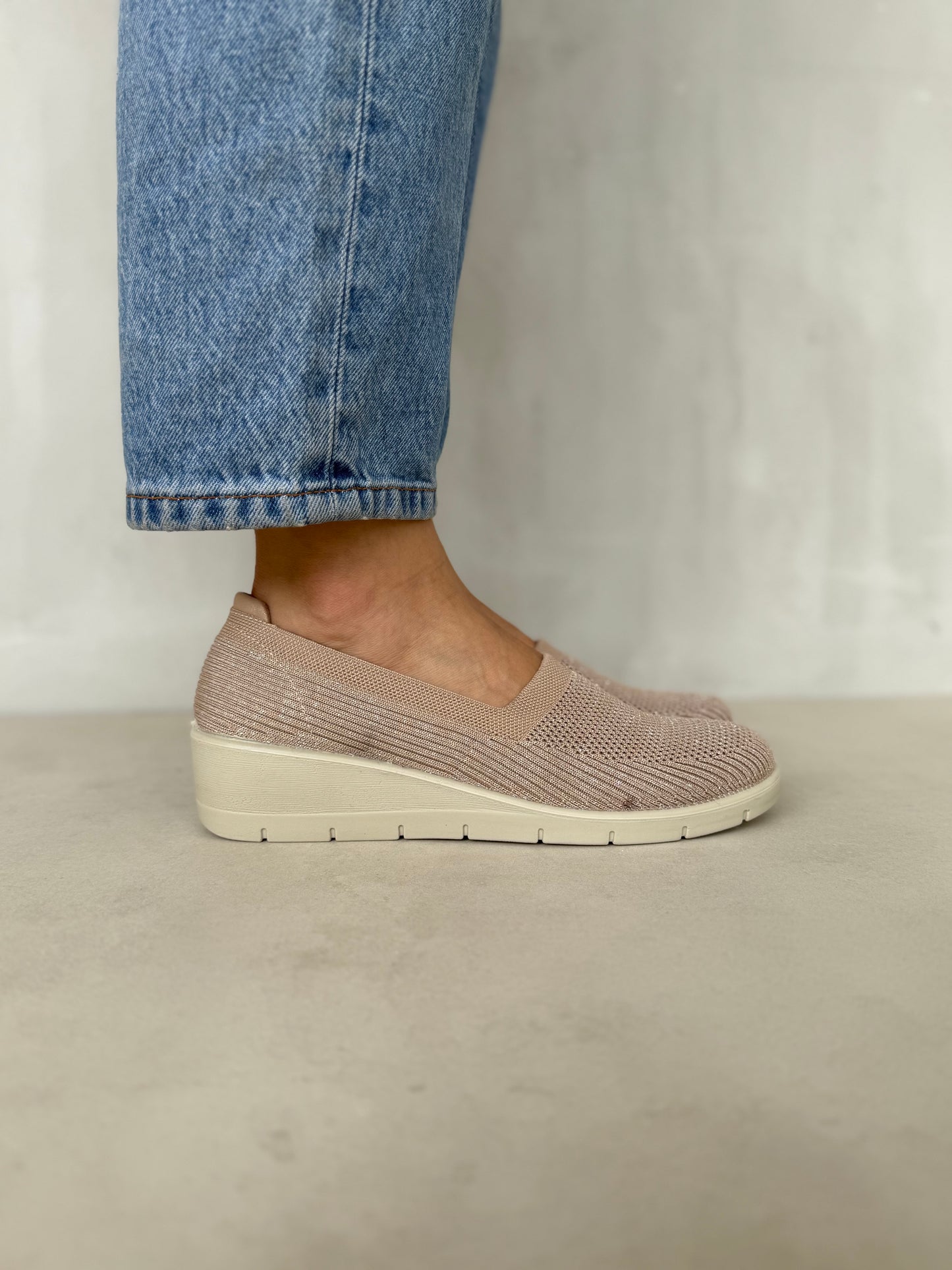 14083 – Zapatos Livianos Rosados con Plataforma Suave