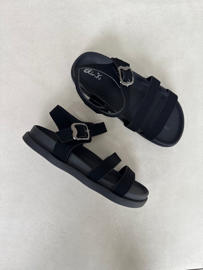 14476 – Sandalias Negras con Hebilla y Diseño de Tiras Cruzadas