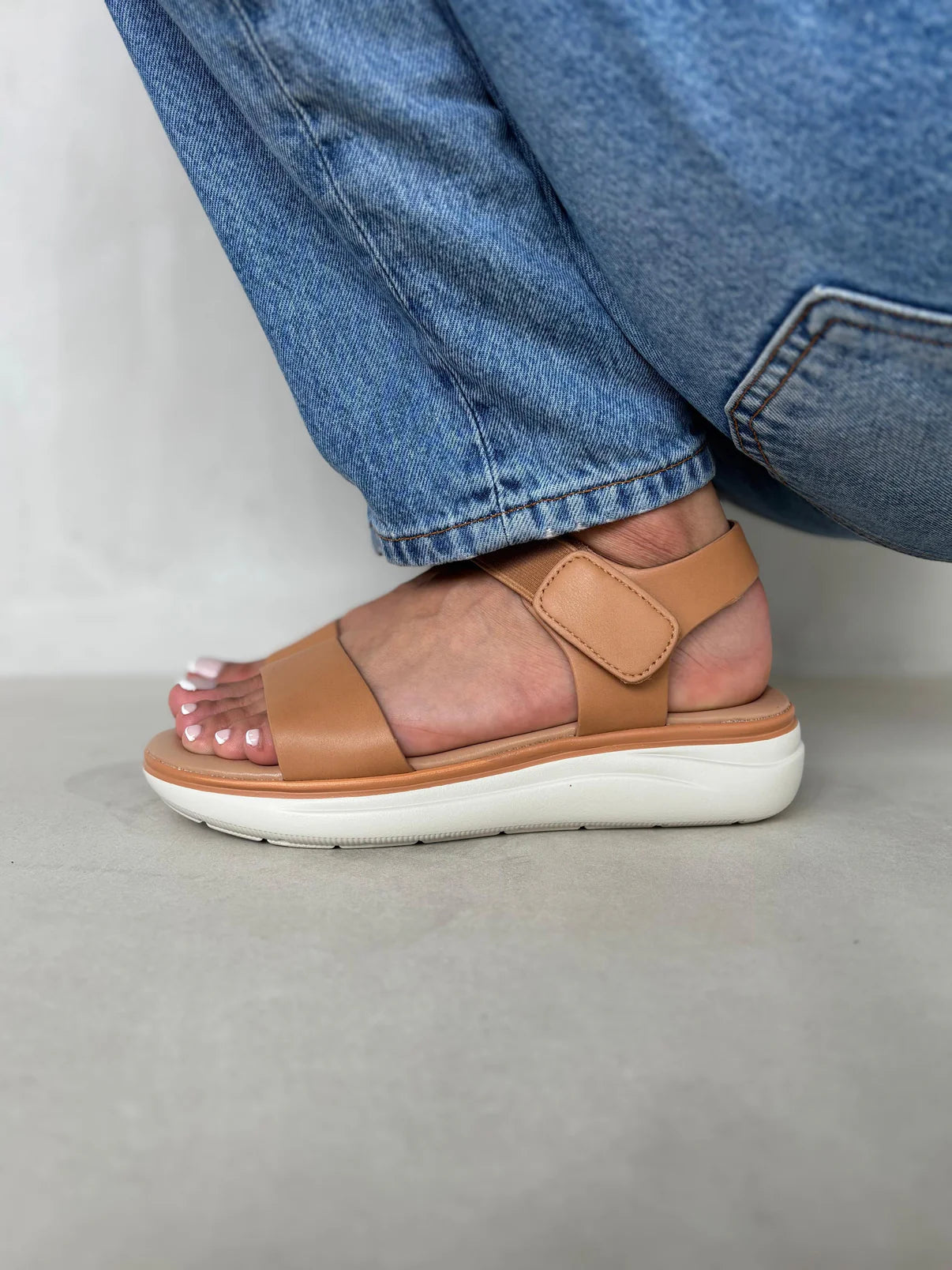 14360 – Sandalias Blancas con Plataforma Ergonómica y Cierre de Velcro