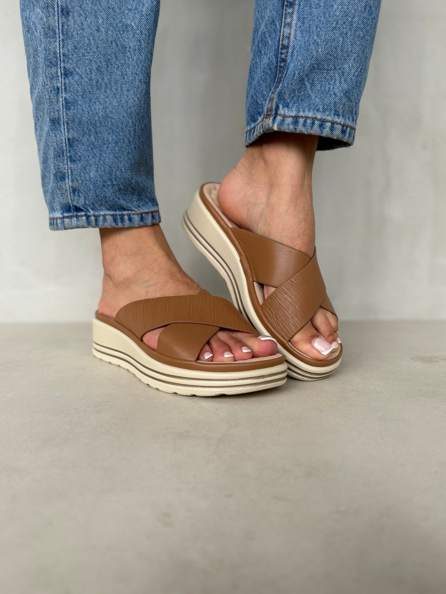 14039 - Sandalias de Plataforma con Cruce Frontal