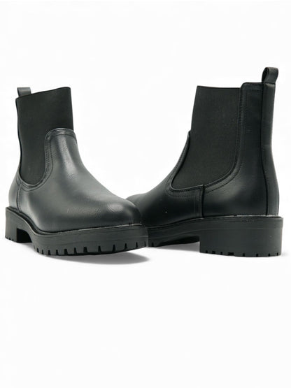 14301 – Botines Negros con Elástico Lateral y Suela Chunky