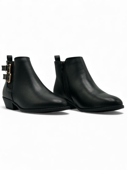 14304 – Botines Negros de Mujer con Hebillas Doradas Laterales y Tacón Bajo