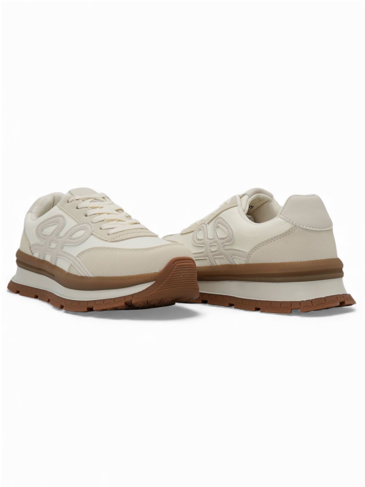 14434 – Zapatillas Beige con Suela Caramelo y Detalles en Textura Mixta