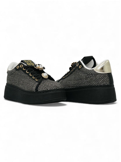 14438 – Zapatillas Negras con Plataforma y Detalles Dorados
