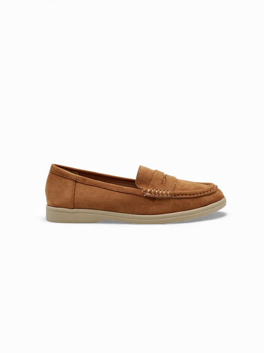 14451 – Mocasines Camel de Gamuza con Suela Beige