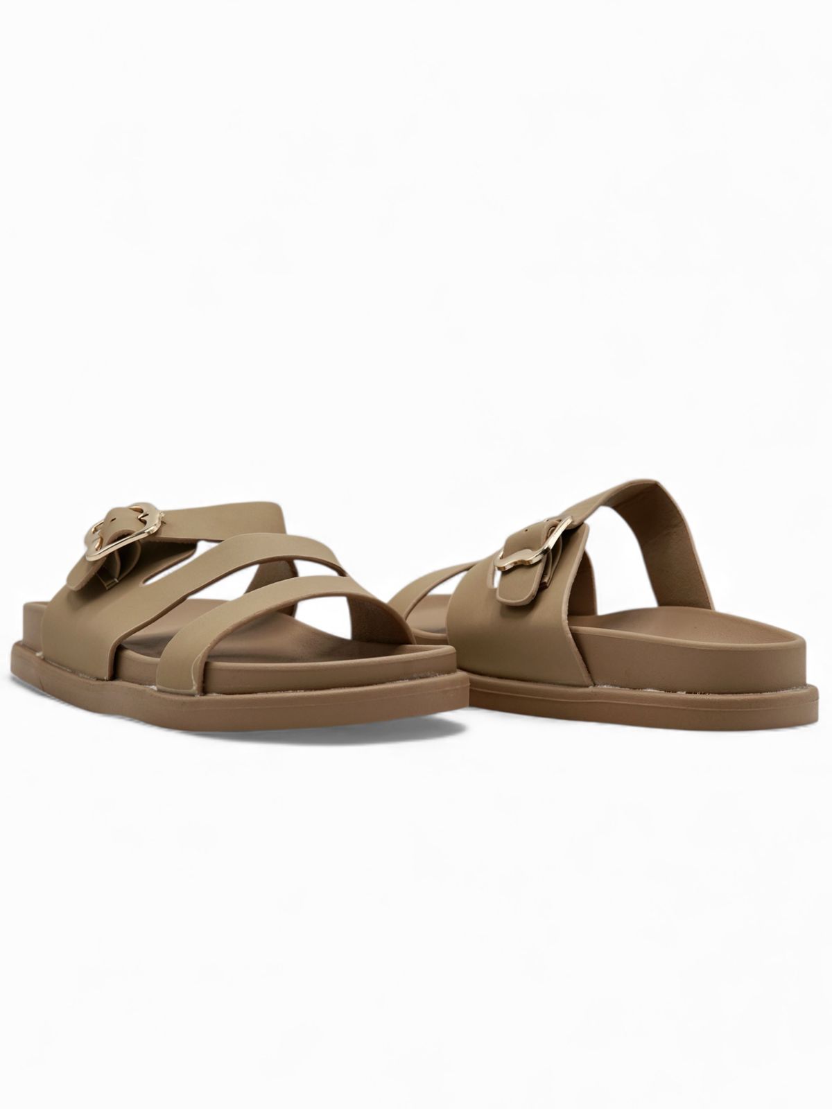 14475 – Sandalias Beige con Hebilla Dorada y Tiras Cruzadas
