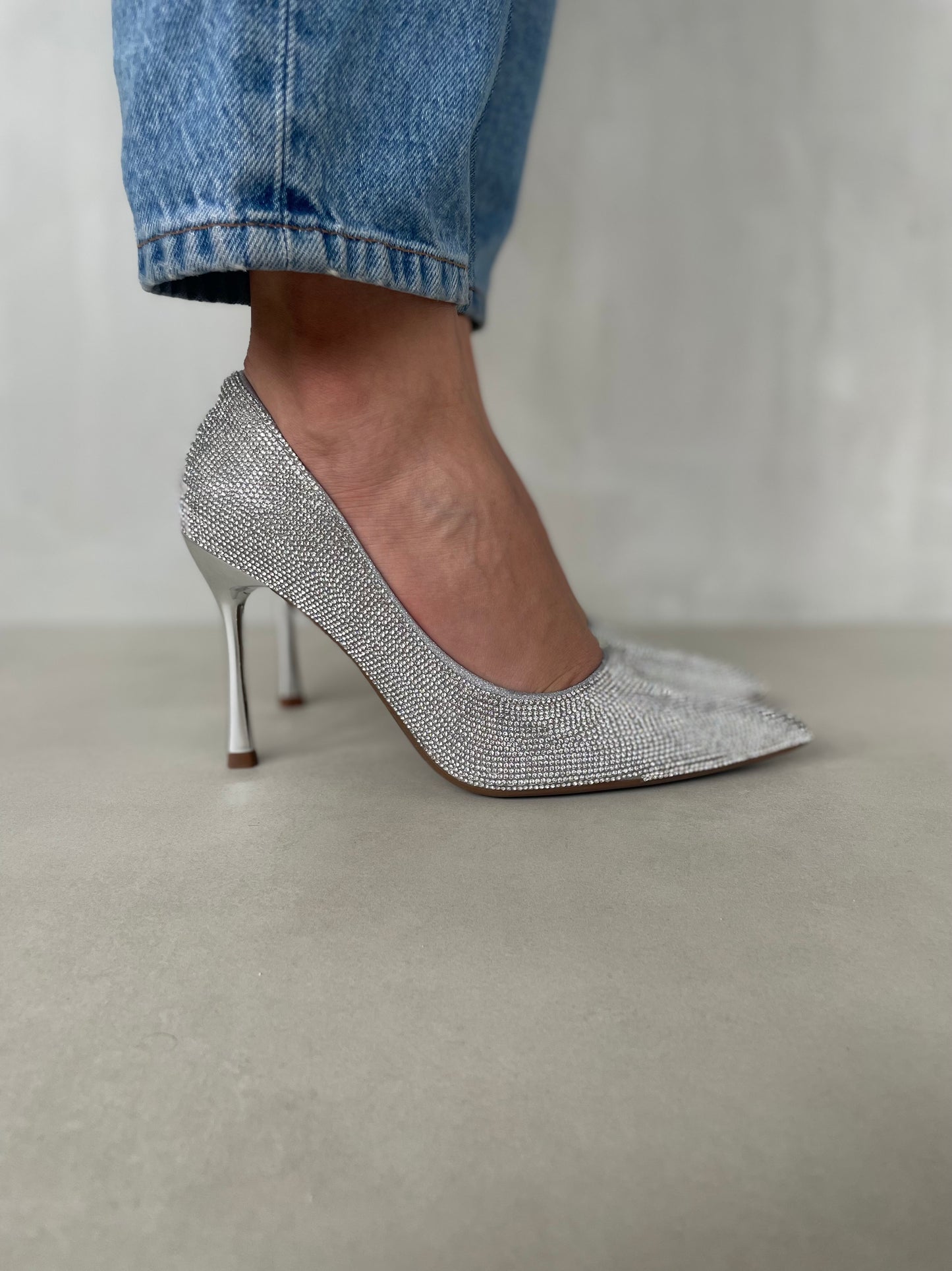 14260 – Tacones Plateados con Brillos Finos y Punta Cerrada