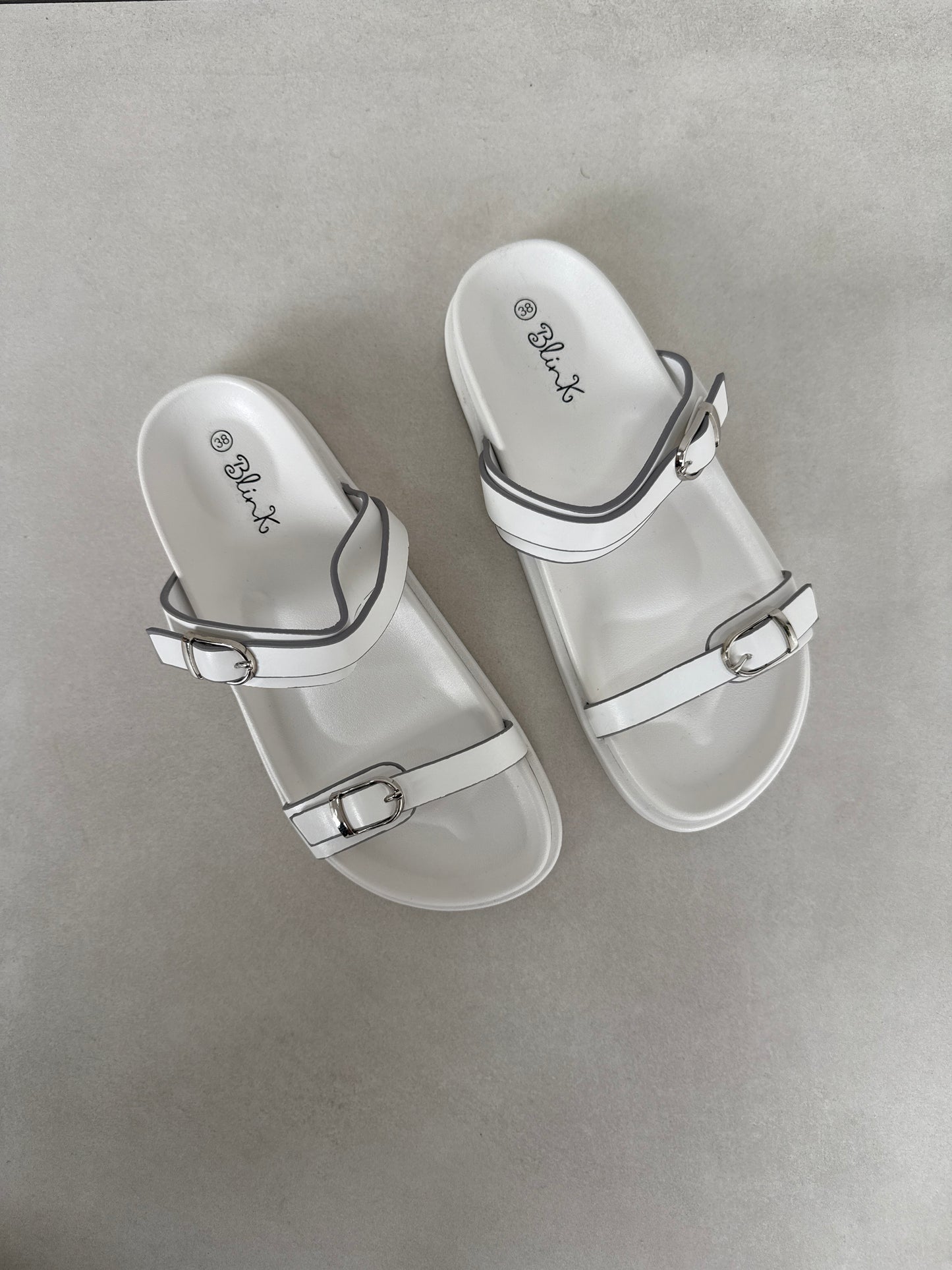 14487 – Sandalias Blancas con Doble Hebilla y Suela Ergonómica