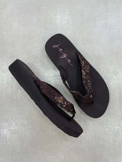 14393 – Chancletas Marrón Oscuro con Brillos