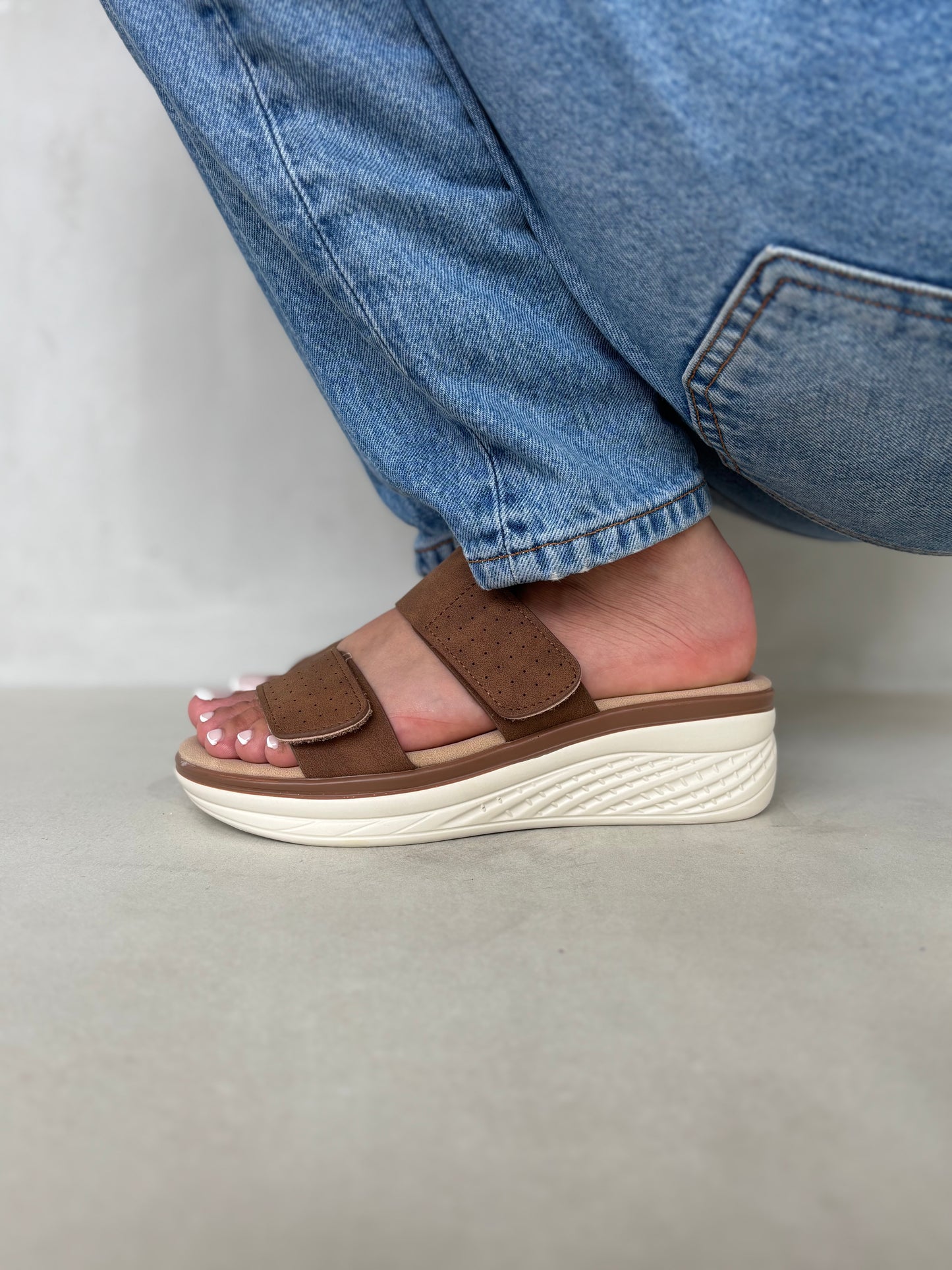 14363 – Sandalias Camel con Plataforma Ergonómica y Cierre de Velcro