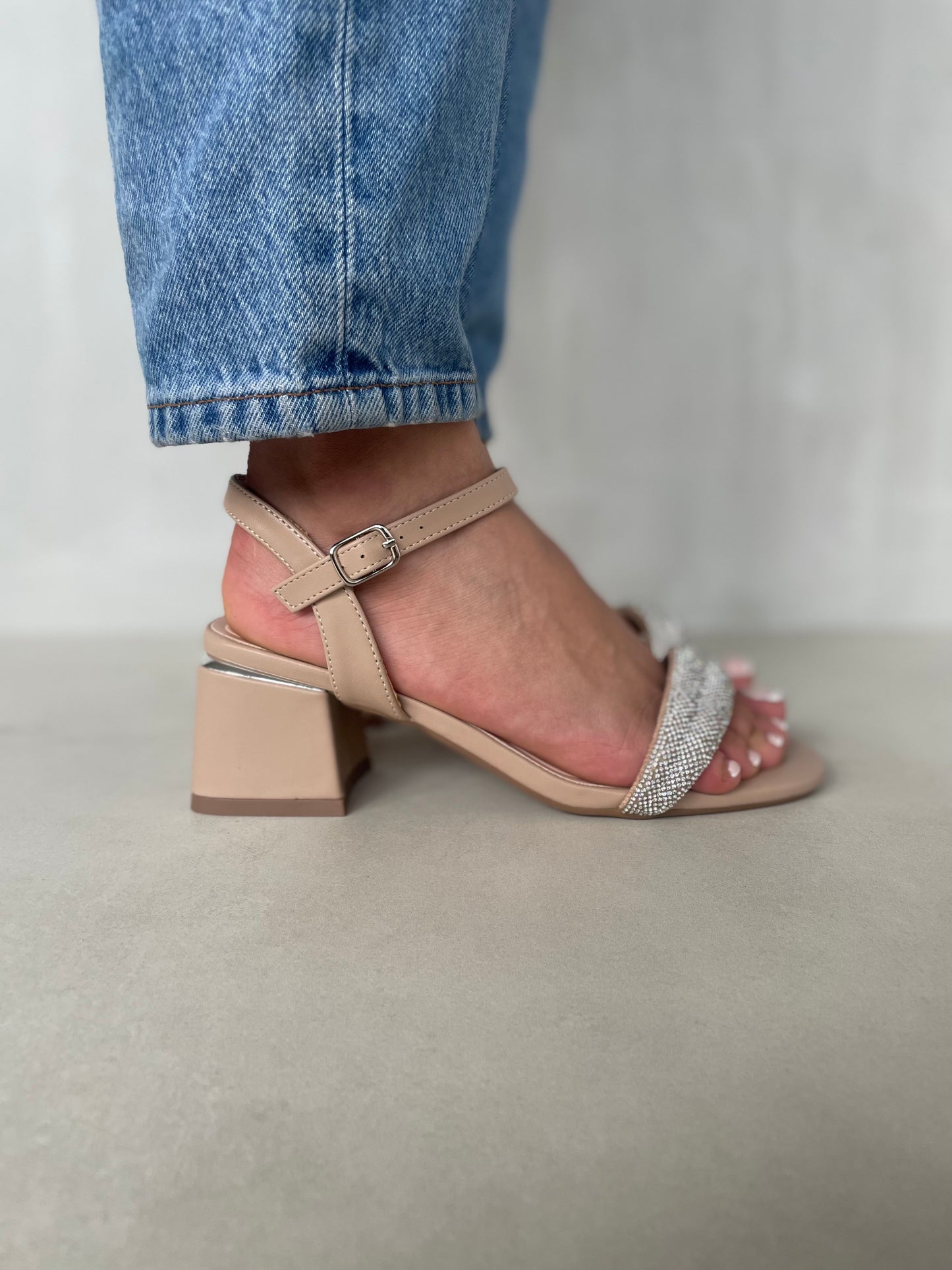 14336 – Sandalias Beige con Brillo y Tacón Cuadrado