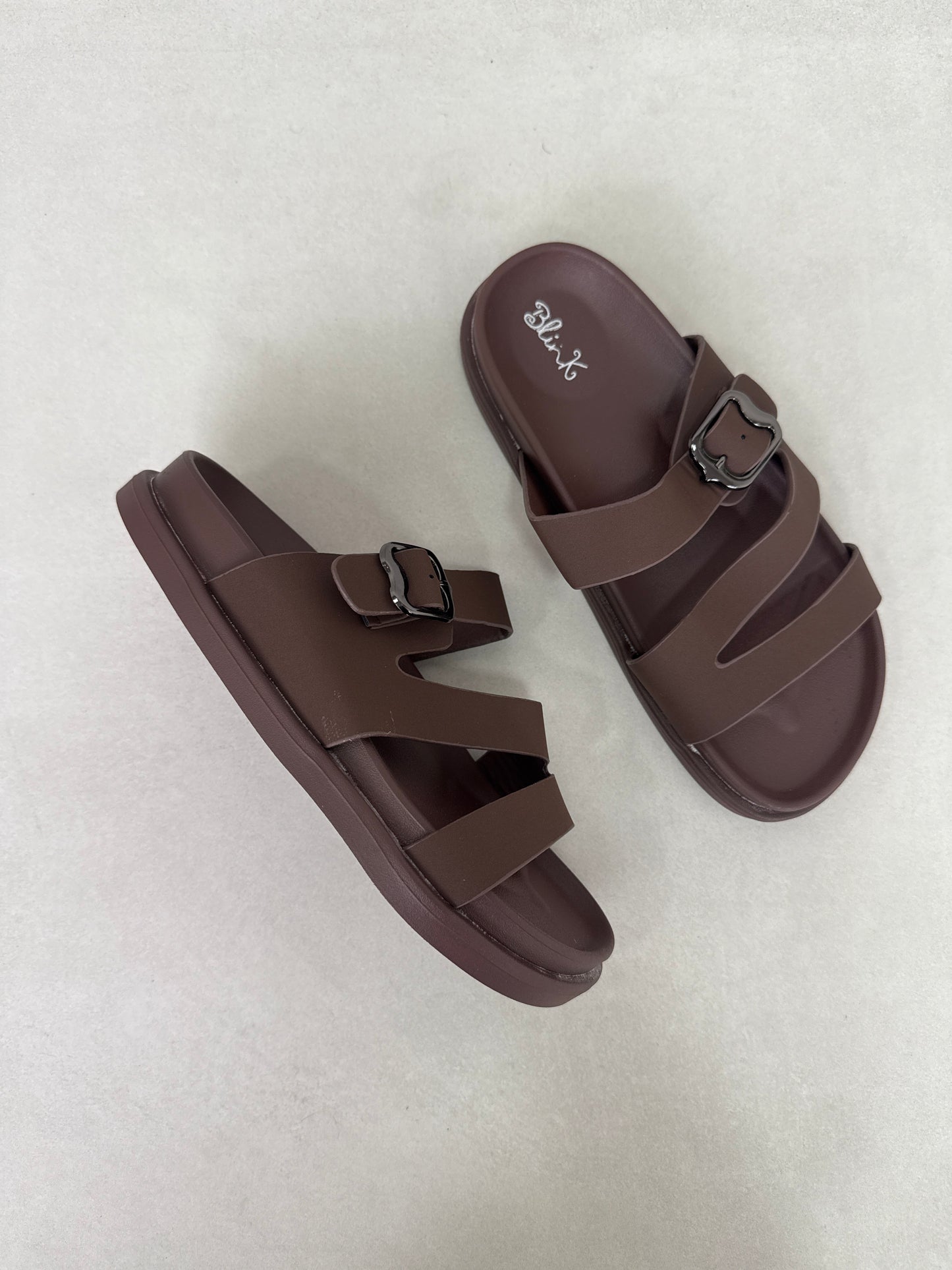 14473 – Sandalias Marrón con Hebilla Oscura y Diseño Cruzado