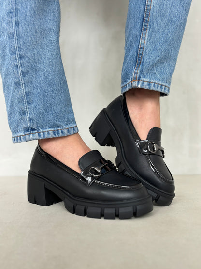 14064 - Mocasines para Mujer en Negro con Plataforma y Herraje Metálico