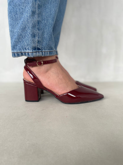 14252 – Zapatos burdeos de charol con pulsera y tacón cuadrado para dama