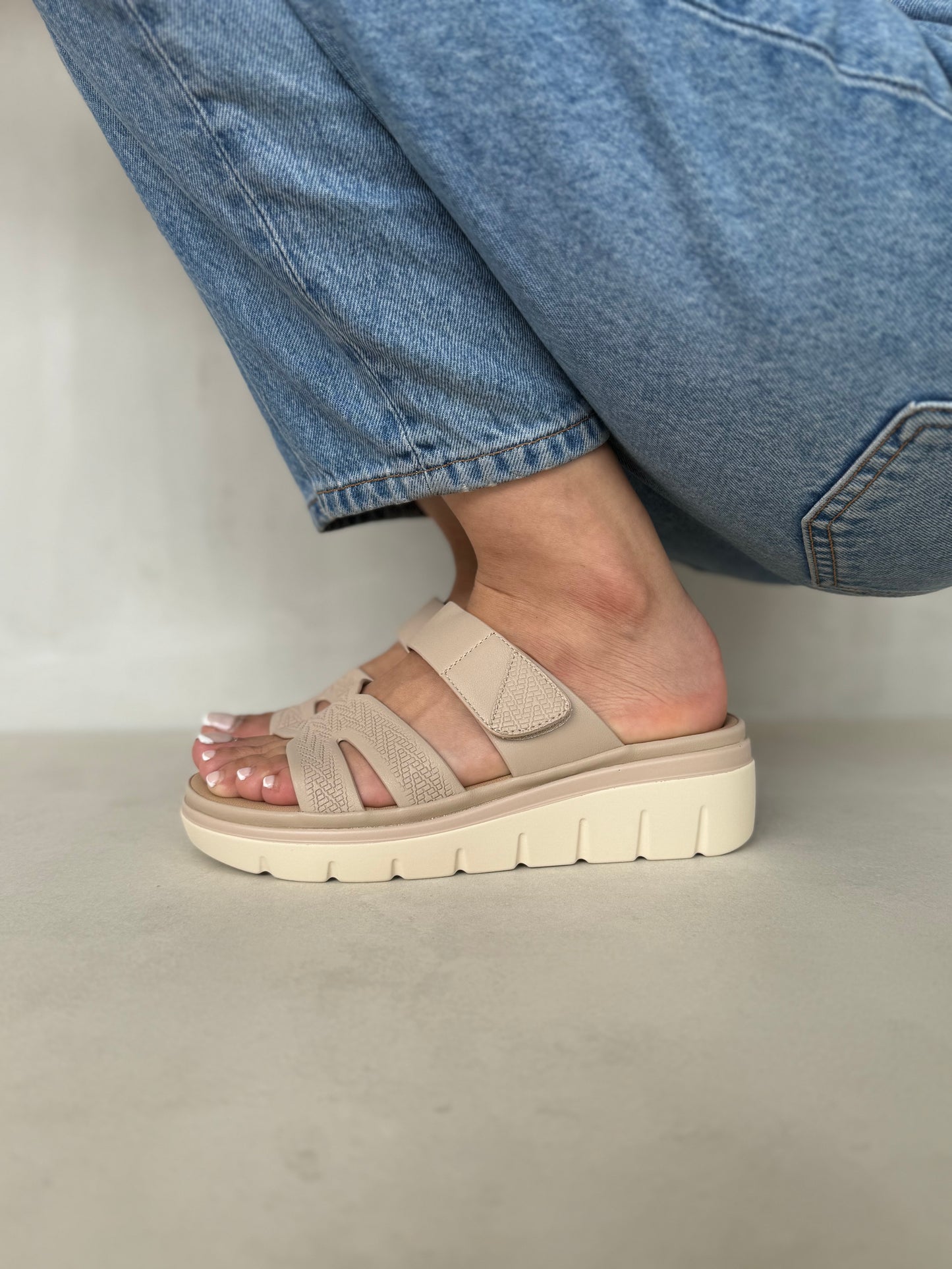 14034 - Sandalias Plataforma para Mujer en Nude Rosado con Tiras Anchas