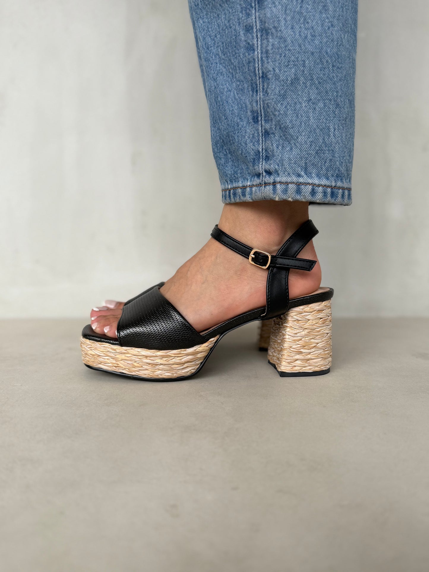 13752 - Sandalias de Tacón con Plataforma – Color Negro con Detalle de Yute