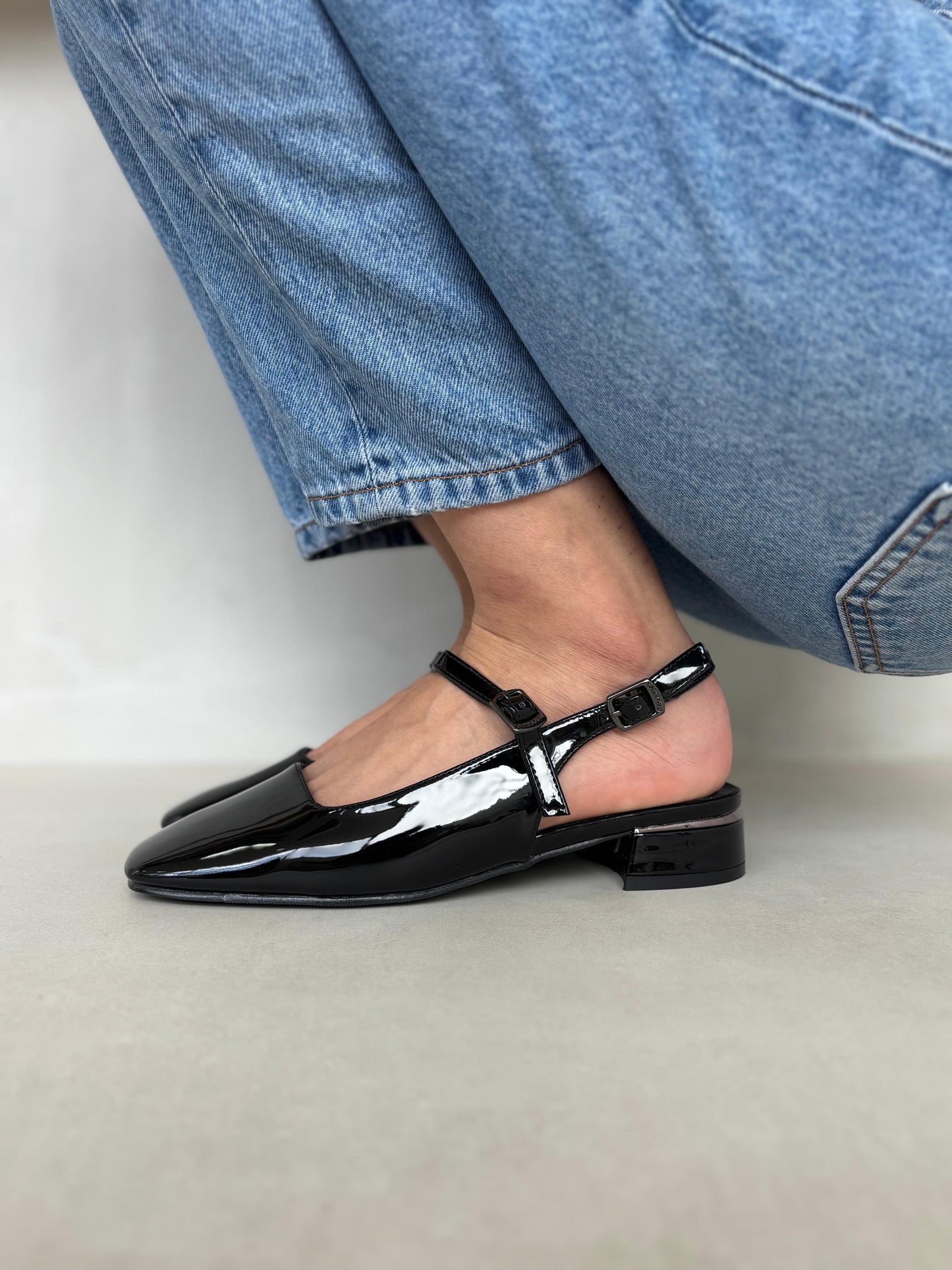 14062 - Zapatos Slingback Negros en Charol con Tacón Bajo