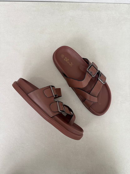 14494 – Sandalias Marrones con Hebillas Metálicas y Suela Ergonómica