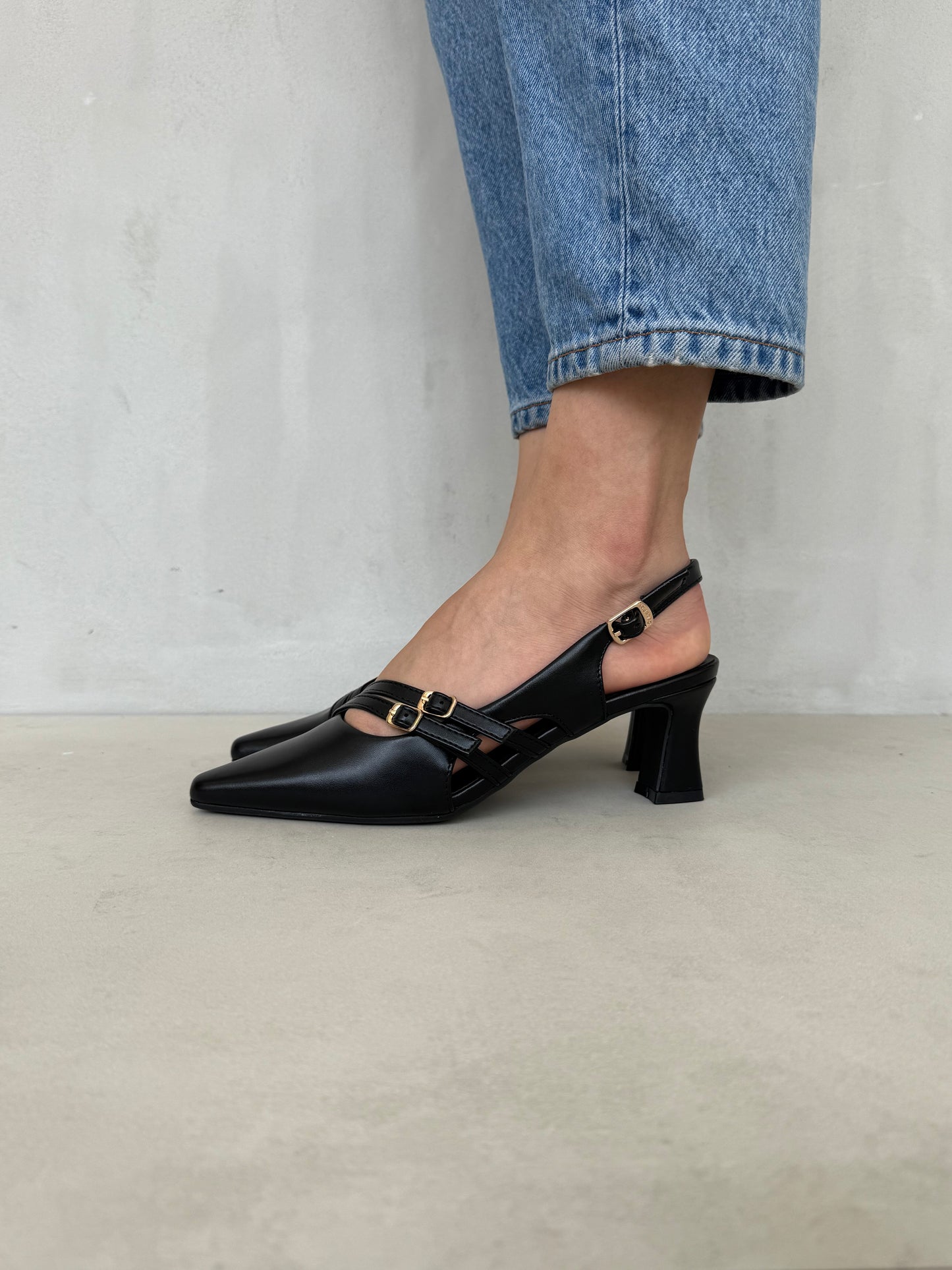 14250 – Zapatos Negros con Tacón y Hebillas Doble Correa