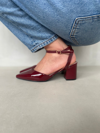 14252 – Zapatos burdeos de charol con pulsera y tacón cuadrado para dama