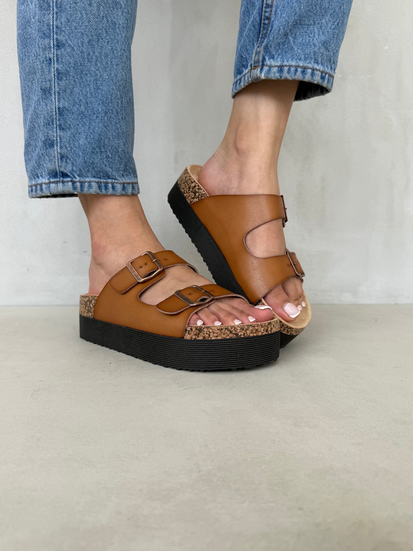 14282 – Sandalias khaki con plataforma y doble hebilla para dama