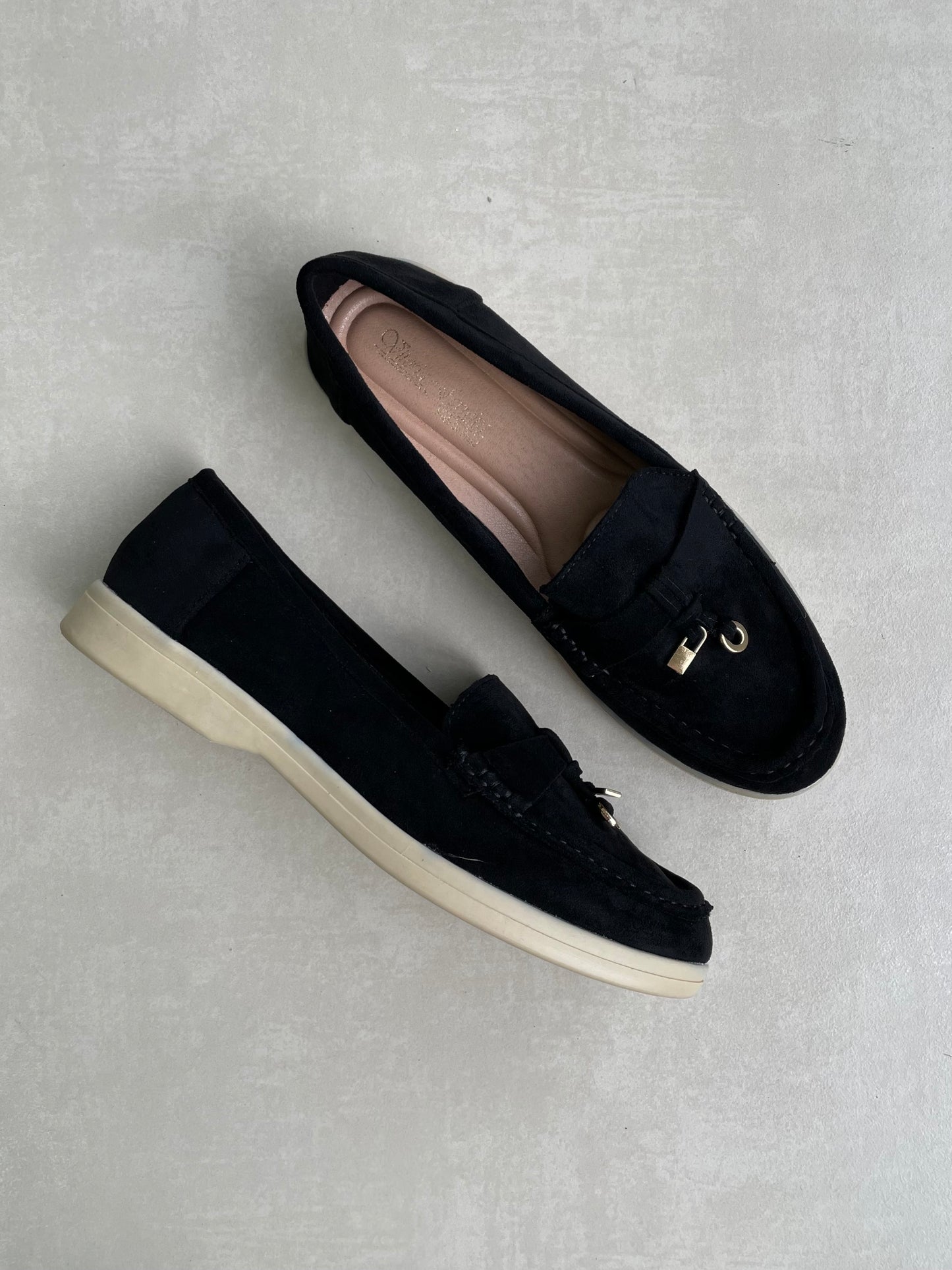 14447 – Mocasines Negros en Gamuza con Detalle Dorado