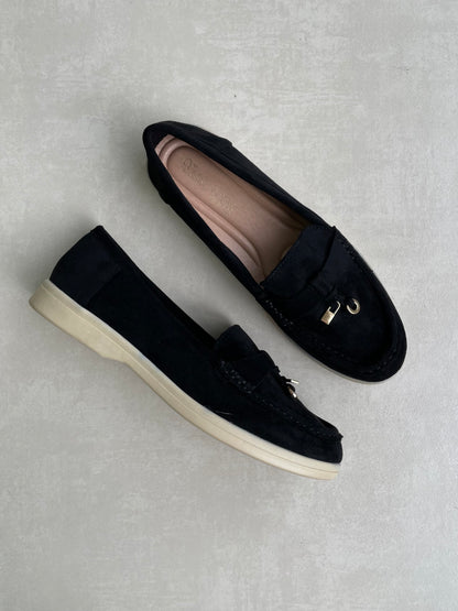 14447 – Mocasines Negros en Gamuza con Detalle Dorado